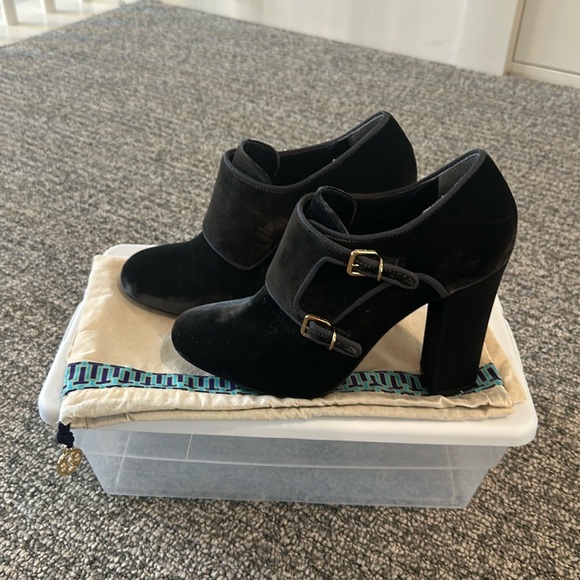 Tory Burch Carly Dark Gray Velvet Ankle Booties Sz 8 - Picture 3 of 12